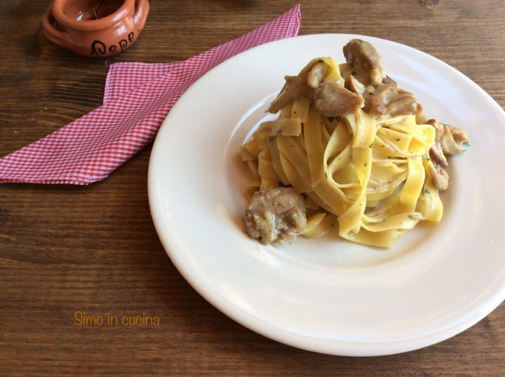 Tagliatelle con funghi porcini e salsiccia