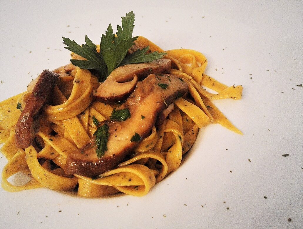 Tagliatelle con funghi porcini