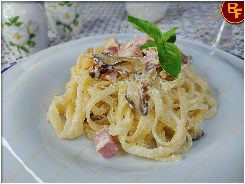 Tagliatelle con funghi prosciutto cotto e ricotta