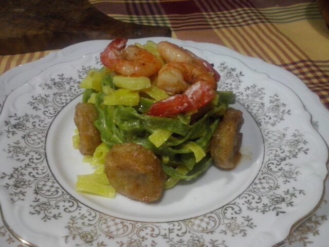 Tagliatelle con gamberi e frutta