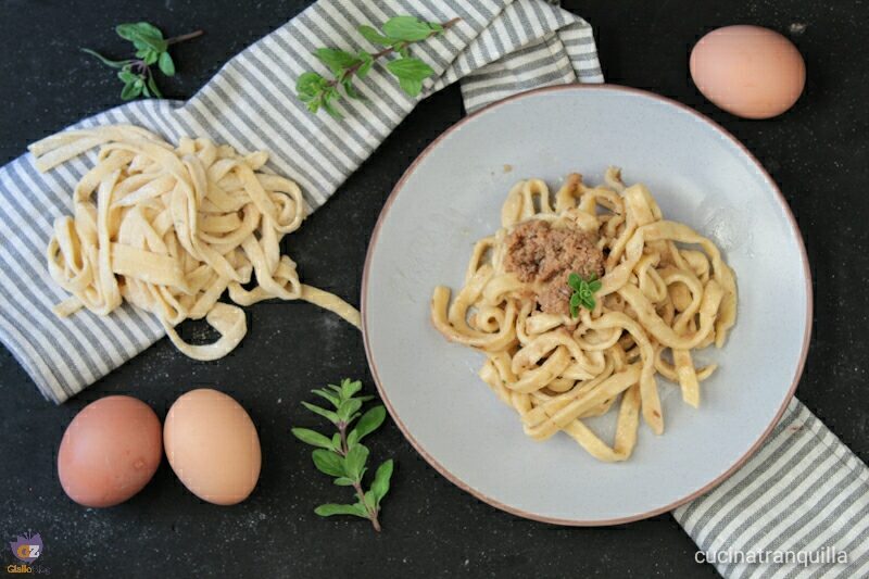 Tagliatelle con maggiorana, timo e scalogno