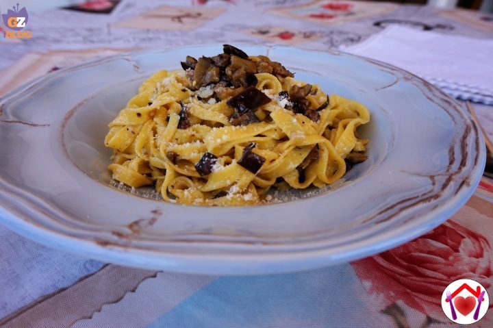 Tagliatelle con melanzane e pancetta