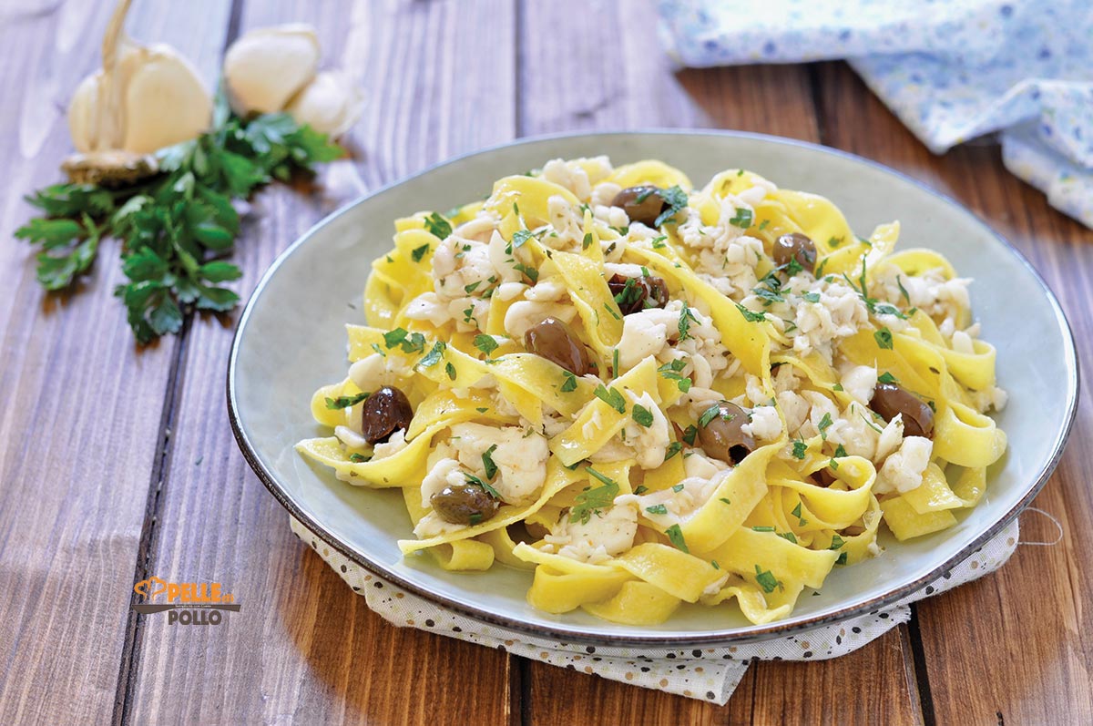 Tagliatelle con orata e olive in bianco