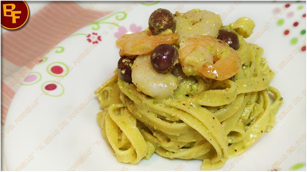 Tagliatelle con pesto alla brontese gamberetti e olive