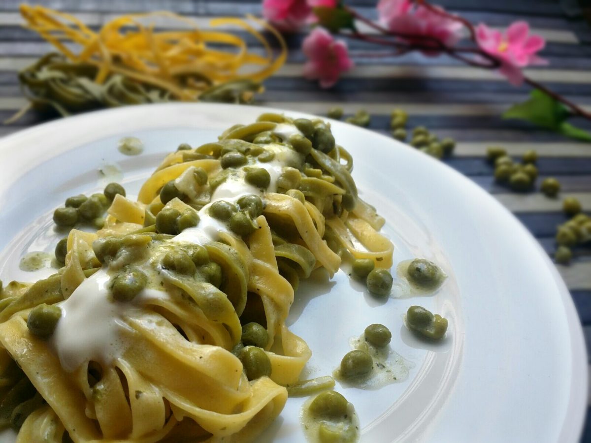Tagliatelle con piselli e panna- pasta piselli e panna