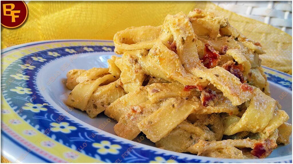 Tagliatelle con pomodorini essiccati e crema di ricotta