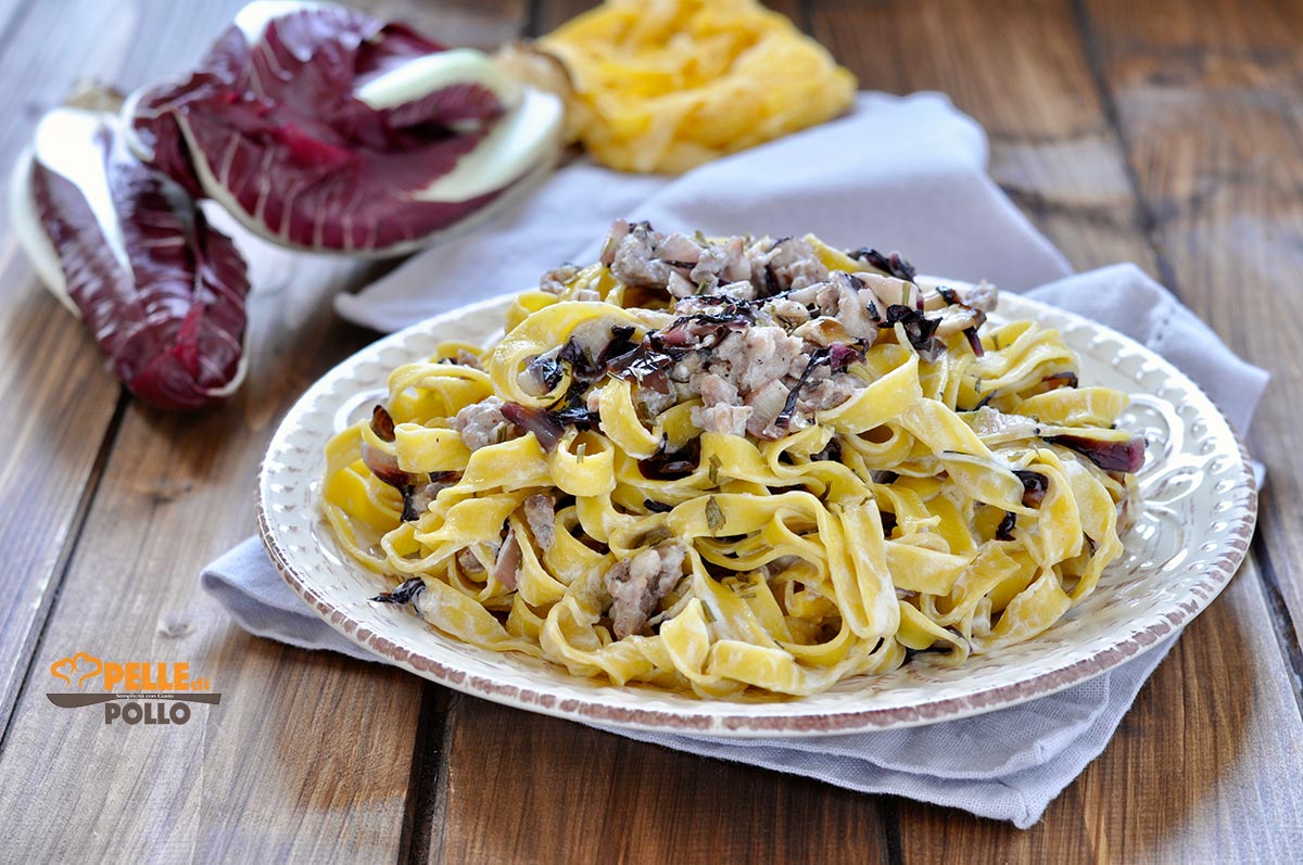 Tagliatelle con radicchio e salsiccia