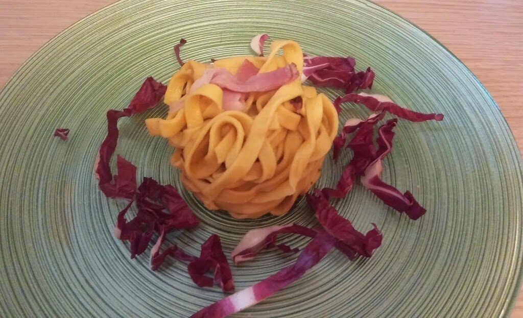Tagliatelle con radicchio e speck