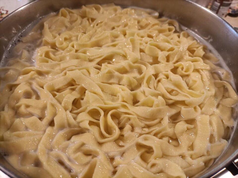 Tagliatelle con ragù d’anatra: ricetta. ingredienti e passaggi