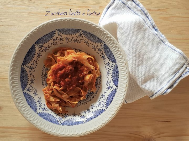 Tagliatelle con ragù di prosciutto