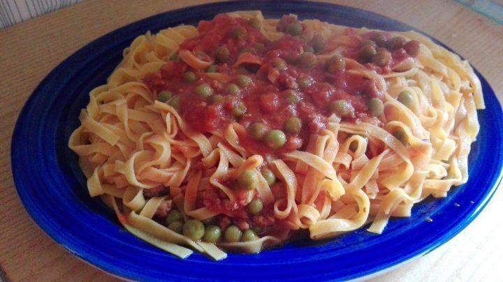 Tagliatelle con ragù e piselli