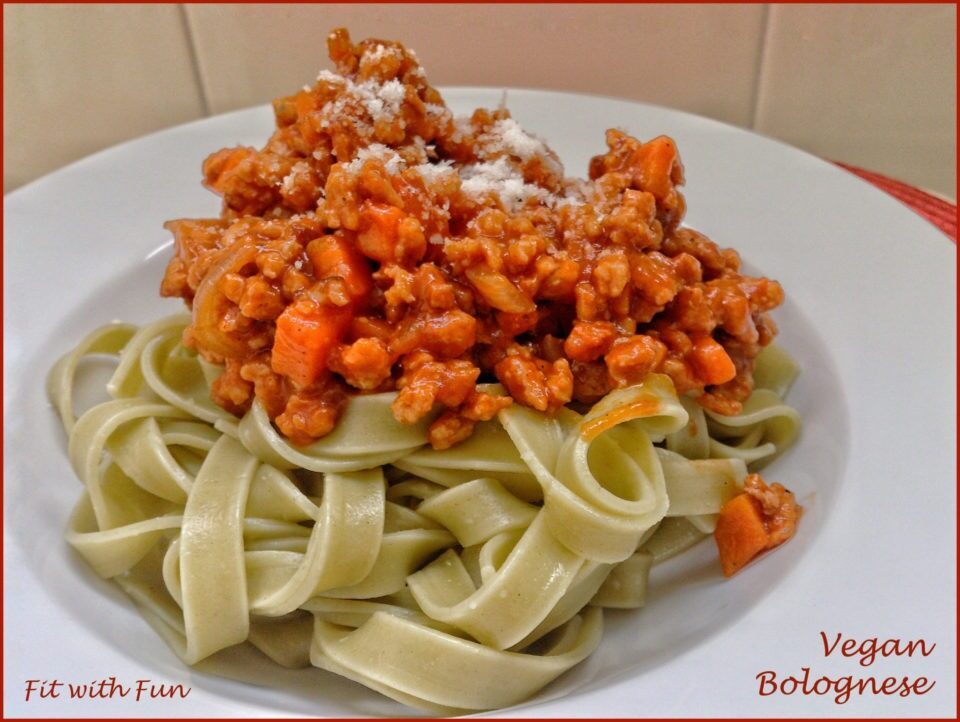 Tagliatelle con ragù vegano di soia alla bolognese