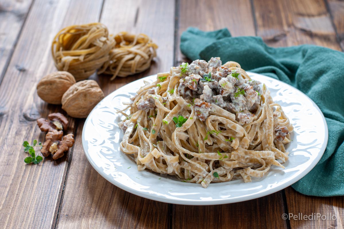 Tagliatelle con salsiccia e noci