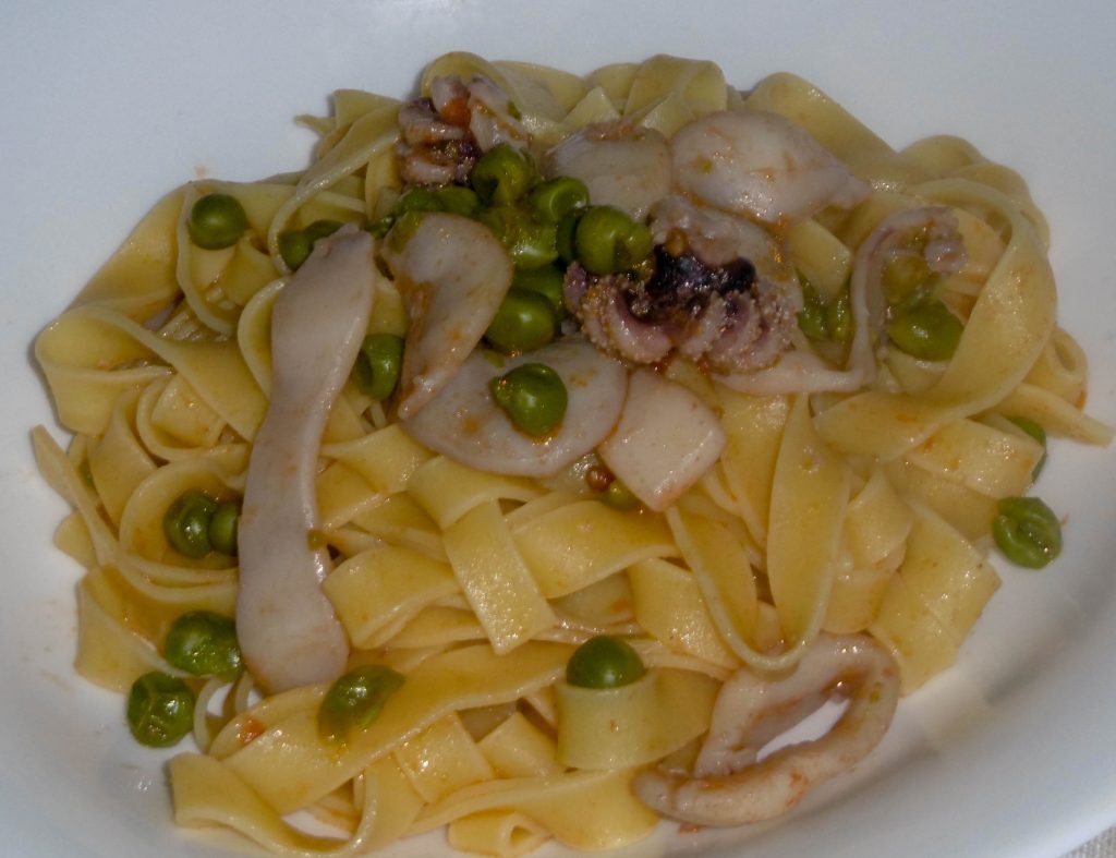 Tagliatelle con seppie e piselli