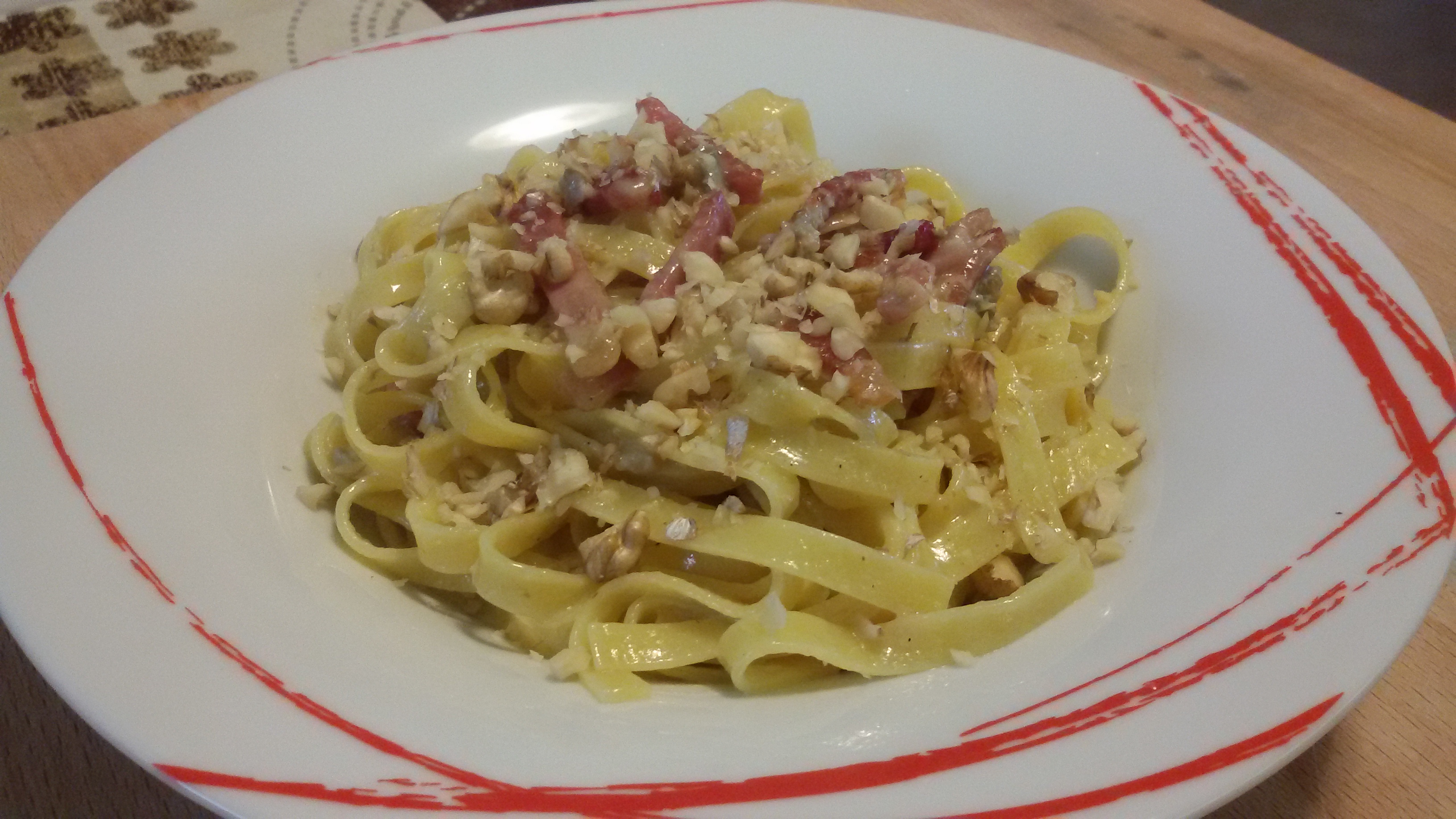 Tagliatelle con speck, gorgonzola e noci