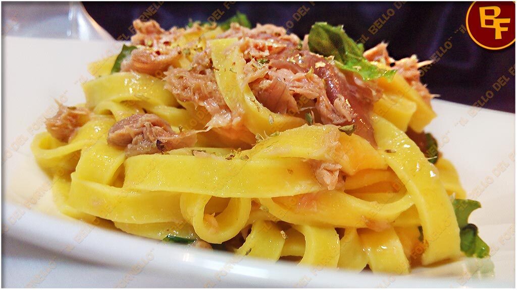 Tagliatelle con tonno cipolla rossa di tropea e timo