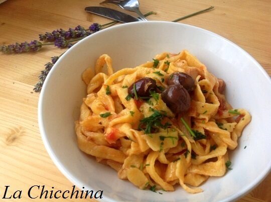 Tagliatelle con tonno e olive