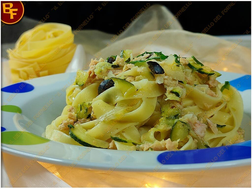 Tagliatelle con tonno zucchine e olive