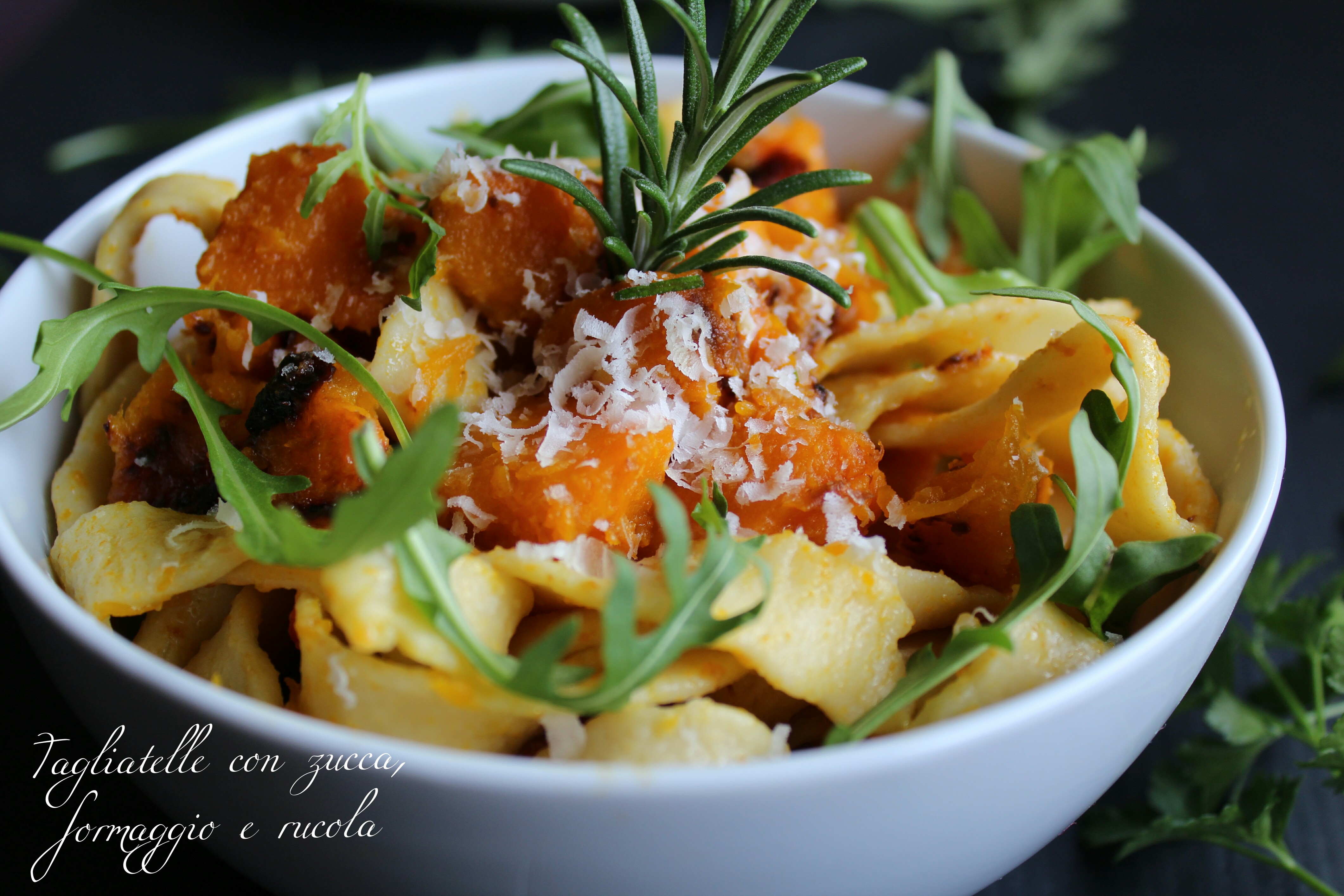 Tagliatelle con zucca, formaggio e rucola