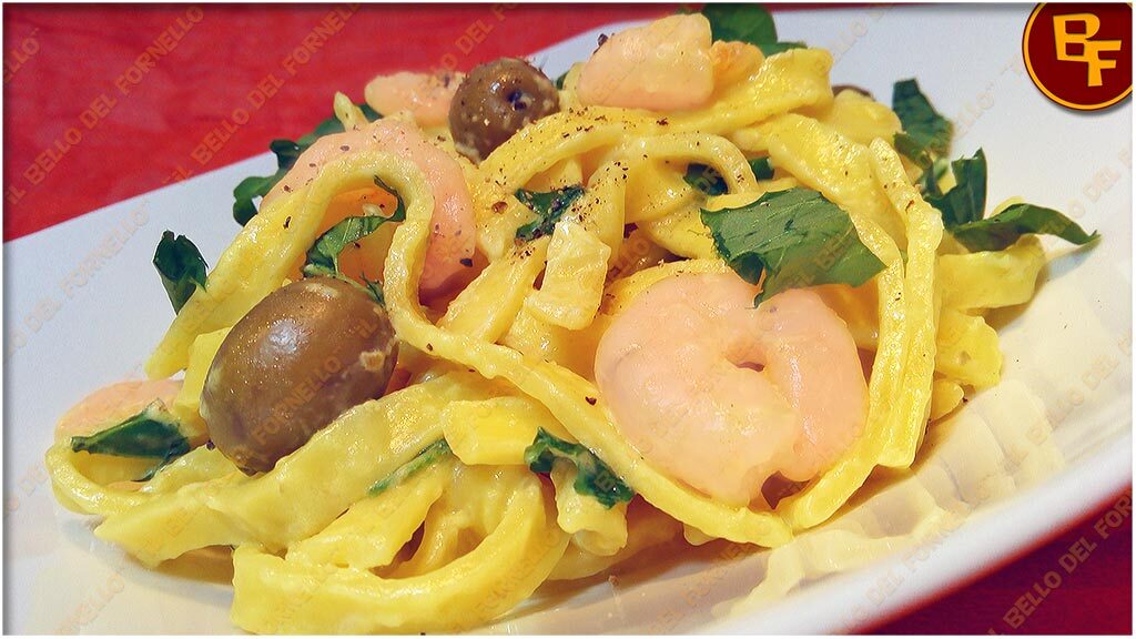 Tagliatelle cremose con gamberetti zafferano e olive