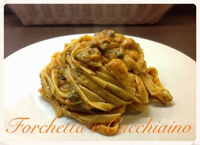 Tagliatelle cremose con pesto, patate e capperi