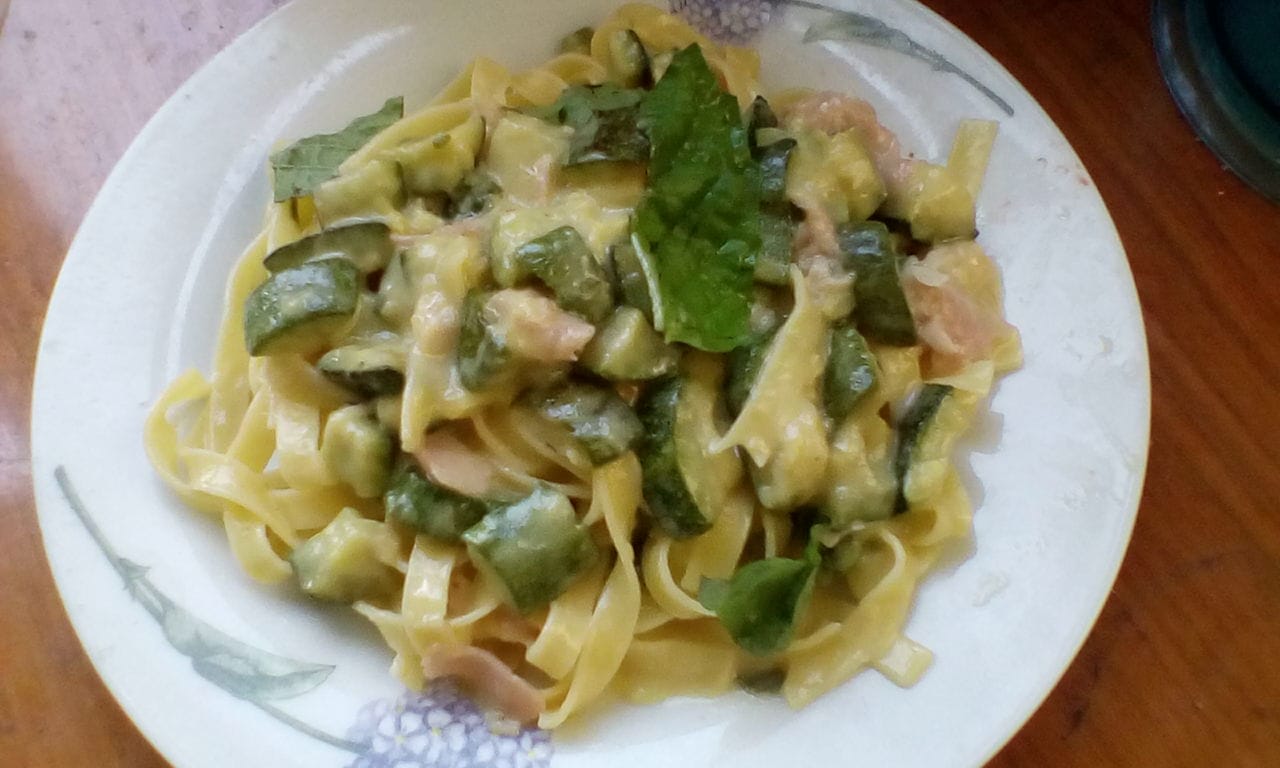 Tagliatelle cremose con zucchine e prosciutto cotto