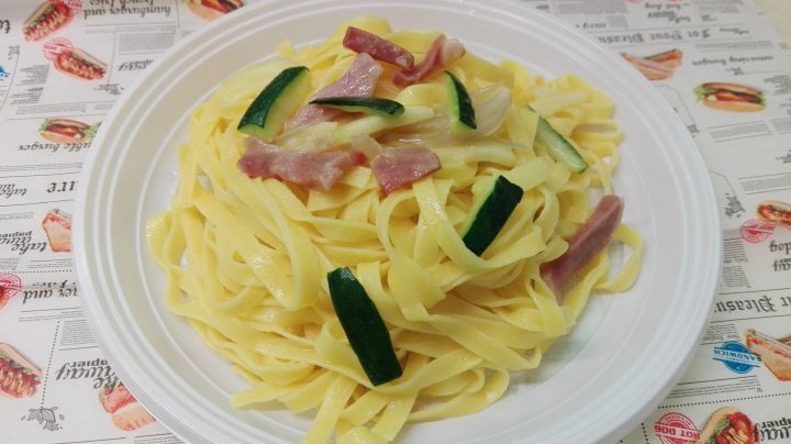 Tagliatelle crudo, zucchine e grana