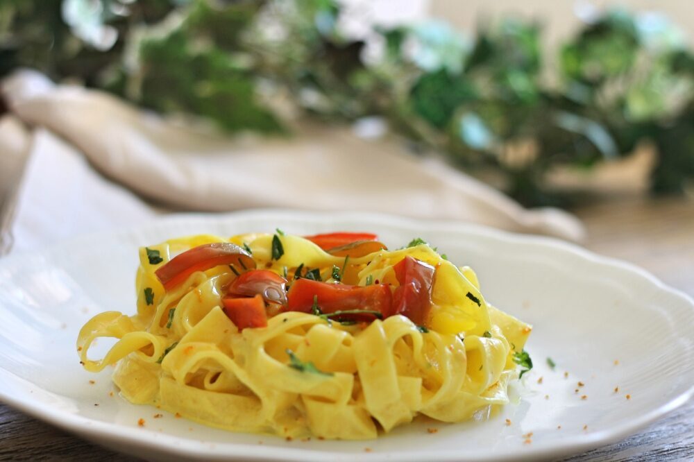 Tagliatelle curcuma e peperoni – coloriamo la tavola!
