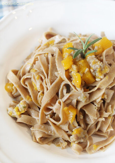 Tagliatelle di castagne con zucca, salsiccia e rosmarino
