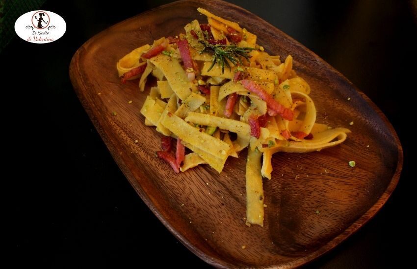 Tagliatelle  di farina di ceci  con speck e pistacchi