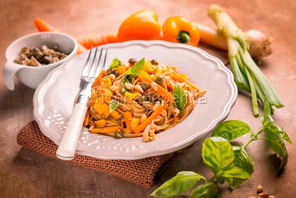 Tagliatelle di farro con verdure e pinoli, un primo piatto estivo