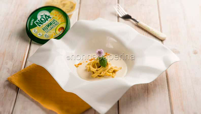 Tagliatelle di grano saraceno con hummus di ceci e avocado, un piatto chic!