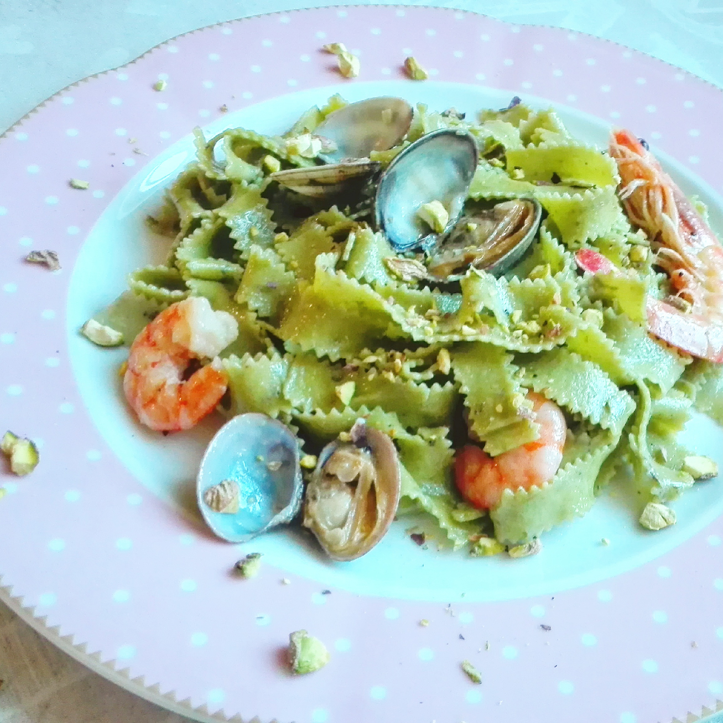 Tagliatelle di pesto con vongole e mazzancolle
