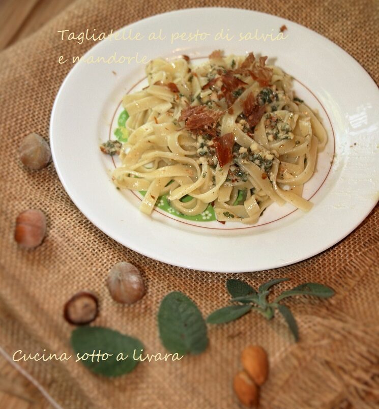 Tagliatelle di semola al pesto di salvia e mandorle