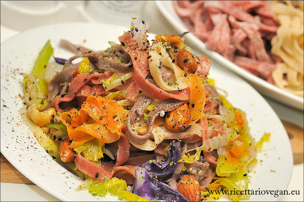 Tagliatelle di semola tricolore quasi orientali