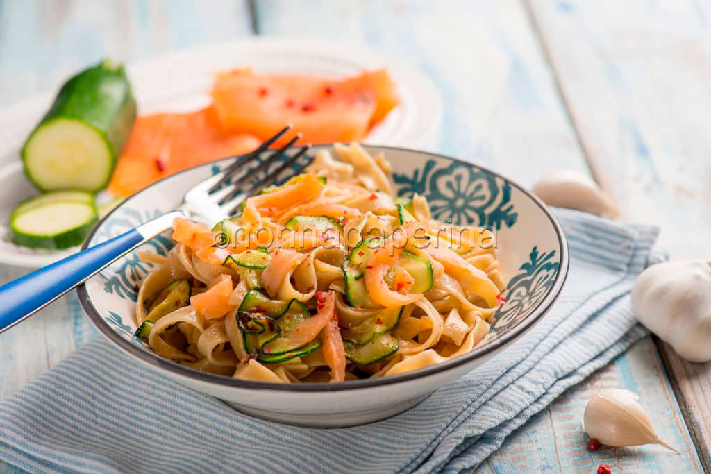 Tagliatelle di teff con zucchine e salmone