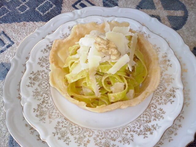 Tagliatelle elle noci in crosta di grana