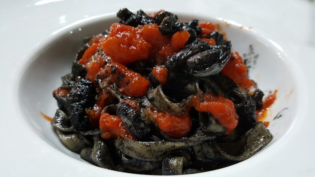 Tagliatelle fatte in casa al nero di seppia