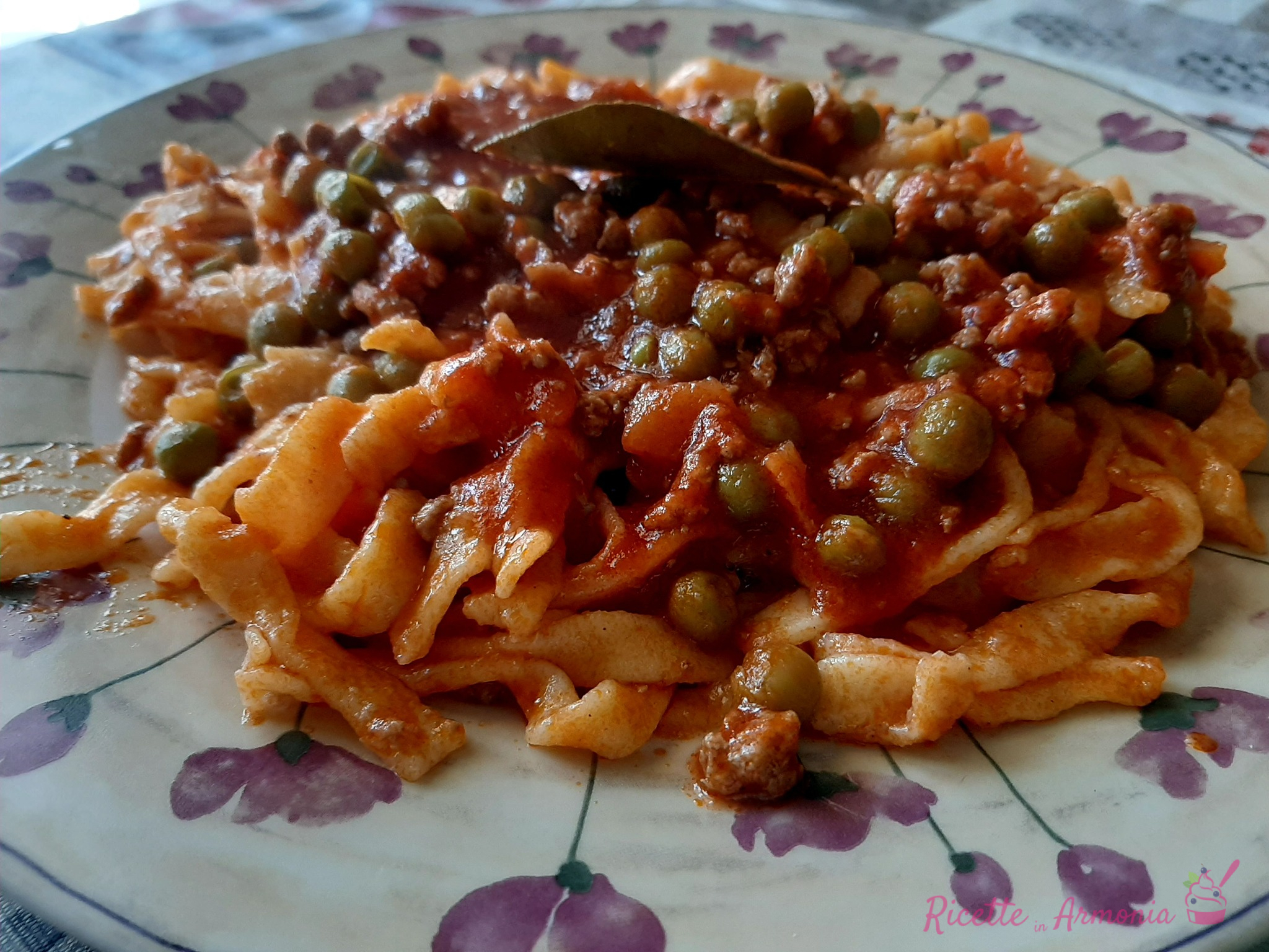 Tagliatelle fatte in casa al ragù di carne e piselli
