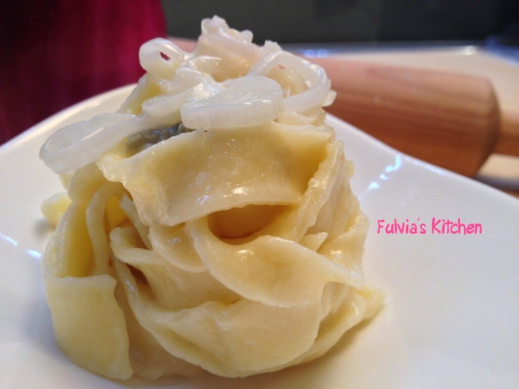 Tagliatelle fatte in casa con cipolla rossa di tropea e crema di gorgonzola