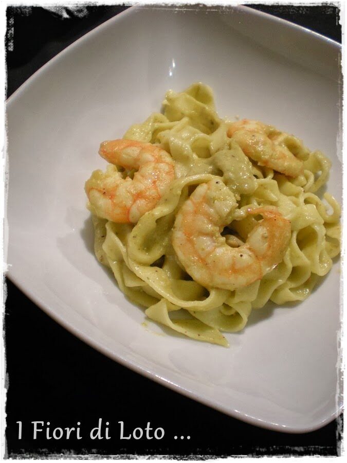 Tagliatelle fatte in casa con crema di pistacchi e gamberi