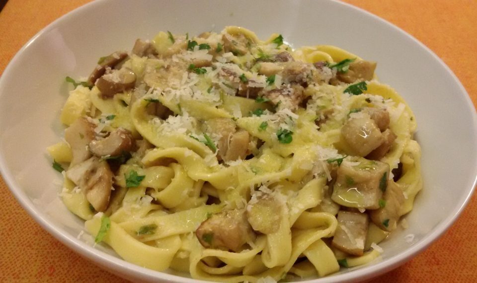 Tagliatelle fatte in casa con funghi porcini
