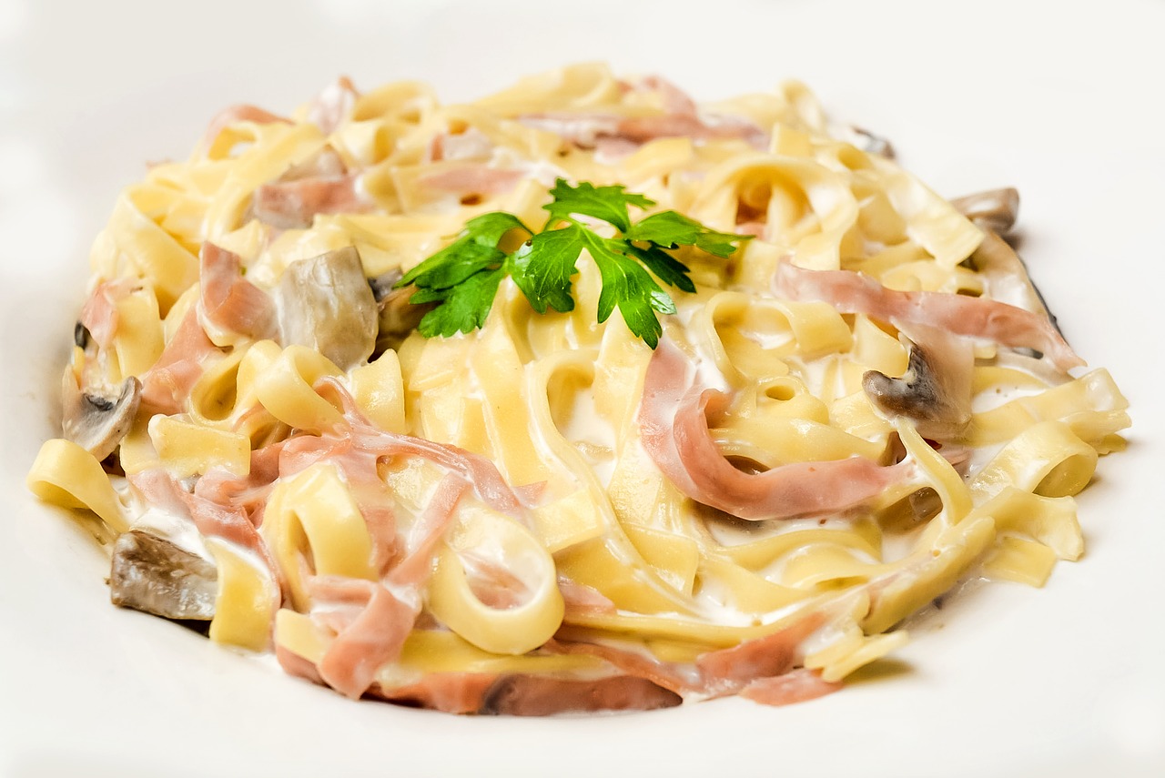 Tagliatelle fatte in casa con funghi, prosciutto e panna