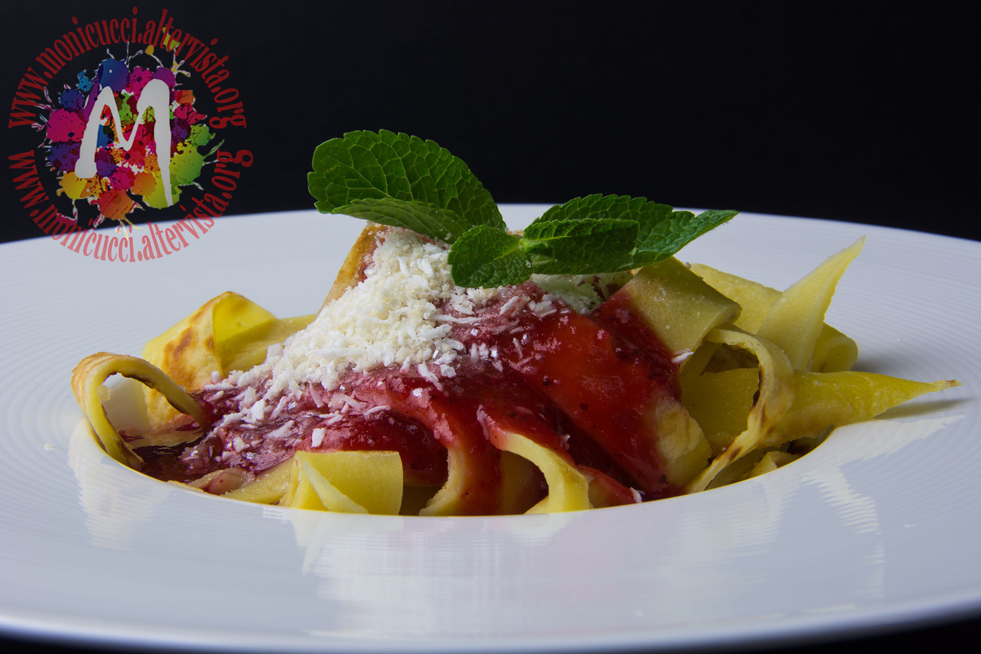 Tagliatelle fatte in casa con sugo di pomodoro al basilico e parmigiano