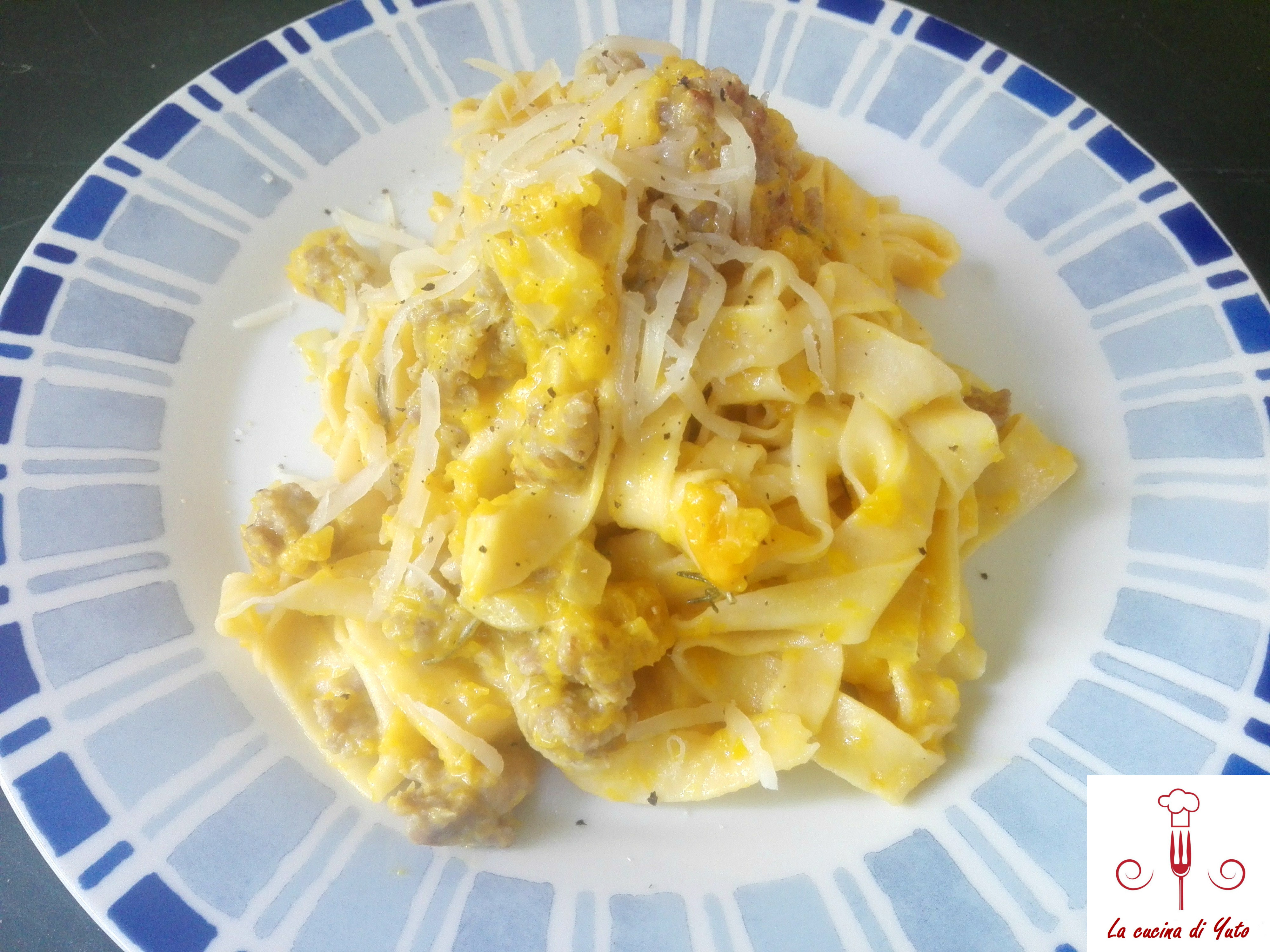 Tagliatelle fatte in casa con zucca e salsiccia