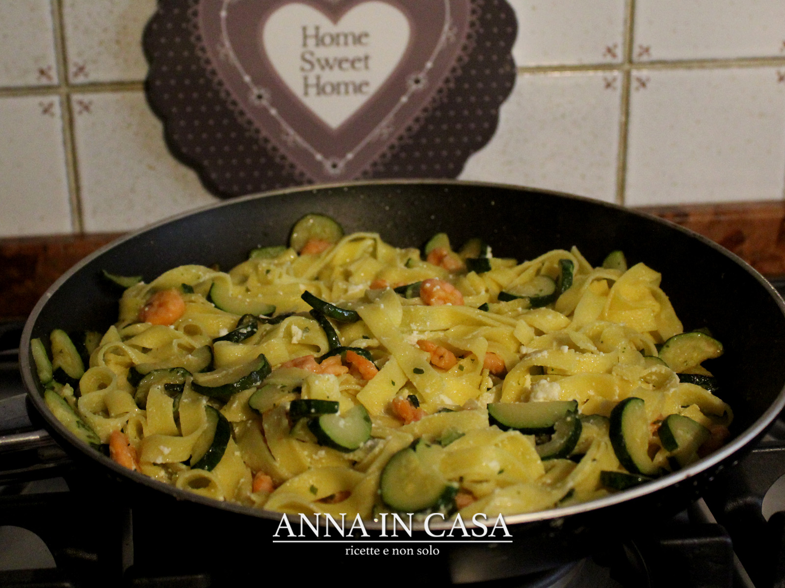 Tagliatelle fatte in casa con zucchine e salmone