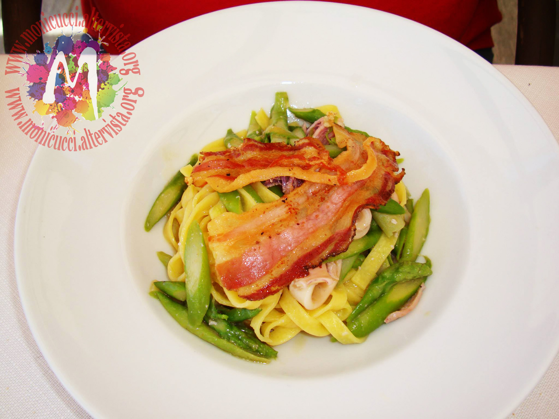 Tagliatelle fresche all’uovo con calamari, asparagi e pancetta