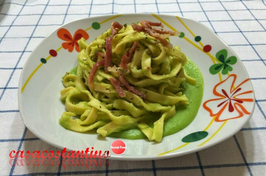 Tagliatelle fresche con crema di fave e speck croccante