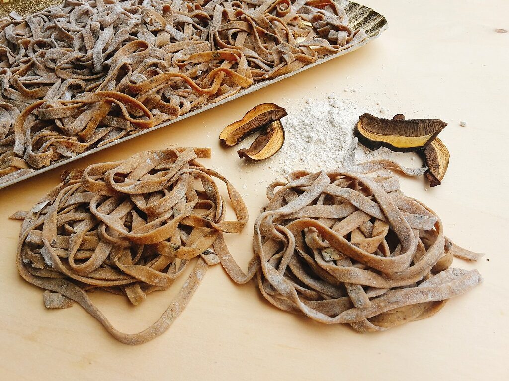 Tagliatelle fresche di funghi e castagne