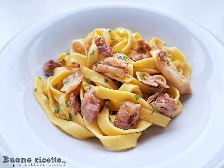 Tagliatelle funghi e salsiccia